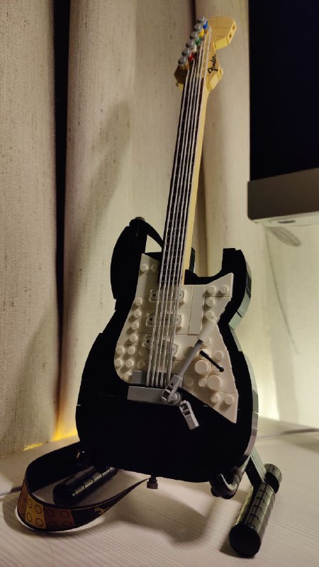 почти сразу после вчерашнего стрима я заболела, поэтому стримы отменяются и с отправкой валентинок тоже немного придется подождать 😻 🔫вот фотка моей электрогитары