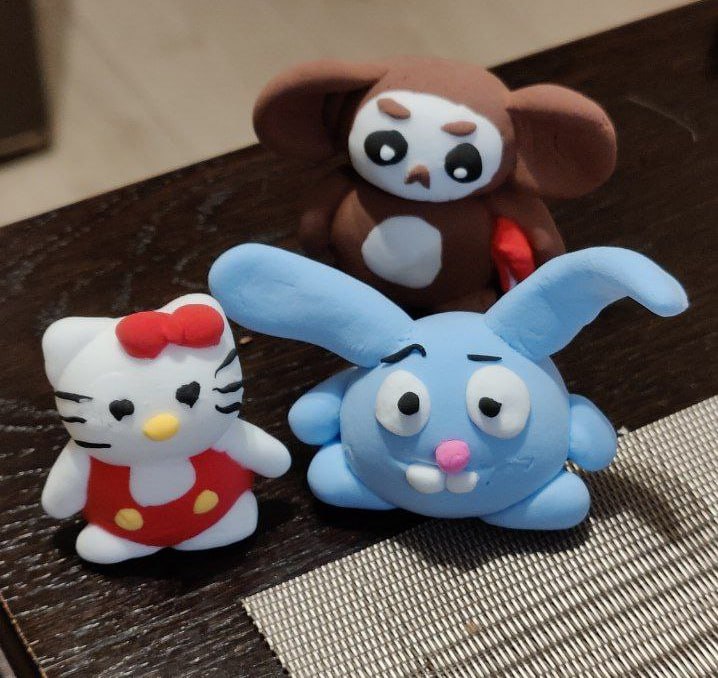 у меня сдвг рук, поэтому я занимаюсь всякой фигней заценитехочу полепить на стриме таких вот чудилок можете предлагать своих персов